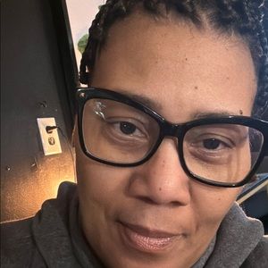 Meet your Posher, Adrianne